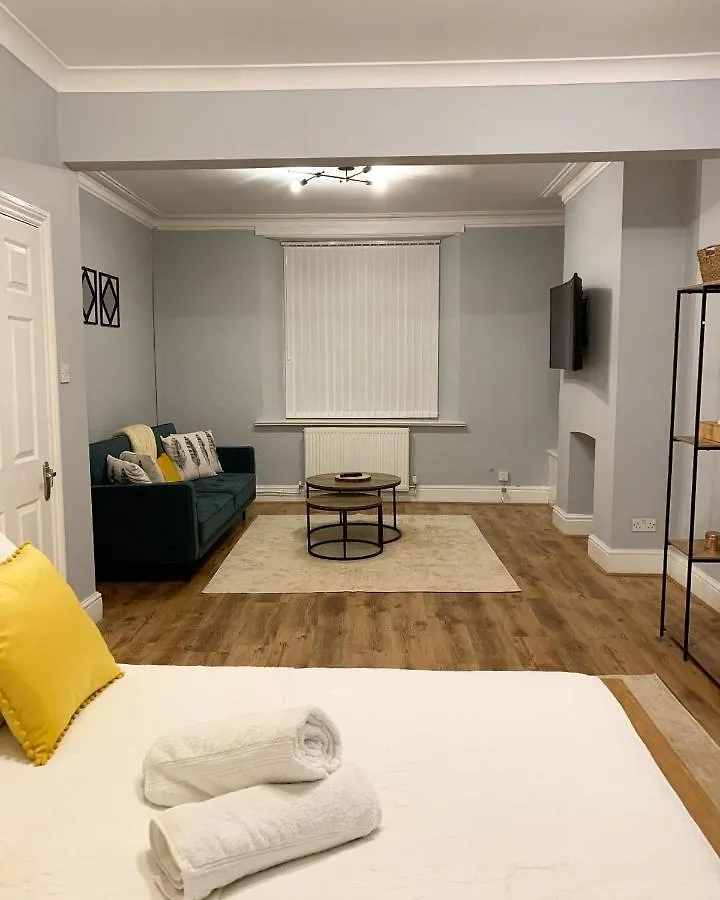 הקונטקטים של Cardiff Home